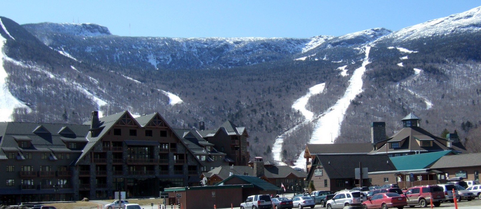 Read more about the article Boston’s Gateway to Winter Bliss: Black Car Service to Best Ski Resorts in New England
